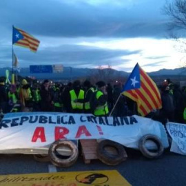Un grupo de manifestantes independentistas cortan la AP-7 en Figueres. TWITTER/@CDR_Vidreres
