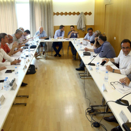 El president de la Generalitat, Artur Mas, y el coordinador general de Convergència Democràtica (CDC), Josep Rull (ambos a la derecha), en la reunión de la ejecutiva. EFE/Toni Albir