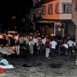Los ciudadanos de Gaziantep tratan de ayudar a las víctimas del atentado suicida contra una boda en esta localidad al sur de Turquía. EFE/EPA/STRINGER