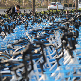 El año pasado, el intercambio de bicicletas despegó en China, con docenas de compañías de bicicletas compartidas que inundaron rápidamente las calles de la ciudad con millones de bicicletas de alquiler de colores brillantes. Pero tantas bic