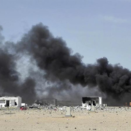 Una gran humareda que cubre la zona de la explosión registrada en la empresa Pirotecnia Zaragozana, situada en Garrapinillos, un barrio de la capital aragonesa./  EFE/DPZ