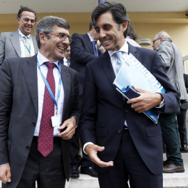 El consejero delegado de Telefonica, José María Alvarez Pallete, conversa con el presidente de Vodafone, Francisco Roman, tras la inauguración del 29 Encuentro de las Telecomunicaciones y Economia Digital, en la Universidad Internacional Me
