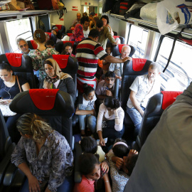 Una mujer y su hija, a bordo de un tren con refugiados, en la ruta desde Budapest, Hungría, a Viena, Austria.- REUTERS