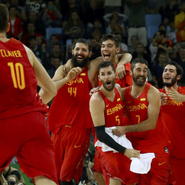 Los jugadores españoles celebran por todo lo alto la victoria contra Australia y la medalla de bronce. /REUTERS