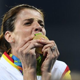 La atleta Ruth Beitia besa su medalla de oro en salto de altura en Río 2016. /REUTERS
