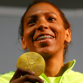 La judoca brasileña Rafaela Silva, con su medalla de oro. REUTERS/Nacho Doce