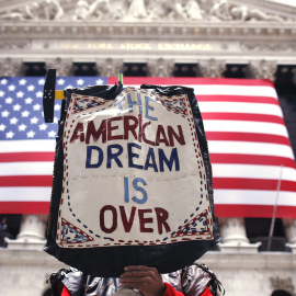 Un manifestante con un cartel que dice 'El sueño americano se ha acabado' en una concentración frente a la bolsa de Wall Street, en Nueva York. REUTERS/Shannon Stapleton