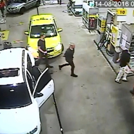 Imagen que captaron las cámaras de seguridad que confirman la mentira de Lochte/REUTERS