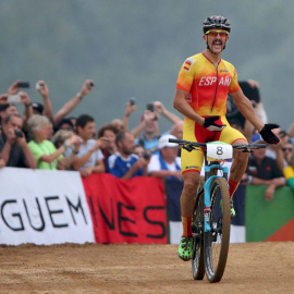 Carlos Coloma celebra su medalla de bronce a su llegada a meta. REUTERS/Adrees Latif