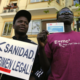 Una protesta de 2012 contra la retirada de la tarjeta sanitaria a los inmigrantes ne Madrid.-J. C. Hidalgo/EFE