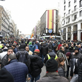 Los taxistas de Madrid se concentran en la calle Génova, frente a la sede del PP./ EFE