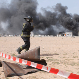Fotografía facilitada por la Diputación Provincial de Zaragoza, de un bombero de la DPZ entrando ayer en la zona de la explosión en la Pirotecnia Zaragozana. EFE