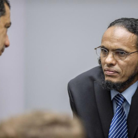 El acusado Achmad al Mahdi al Faqi, alias "Abu Turab" (dcha), comparece ante la Corte Penal Internacional (CPI) en La Haya (Holanda)/EFE