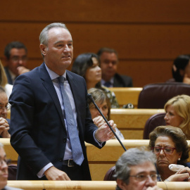 El expresidente de la Comunidad Valenciana Alberto Fabra, jura su cargo como nuevo senador, durante el pleno de la Cámara Alta. EFE/Juan Carlos Hidalgo