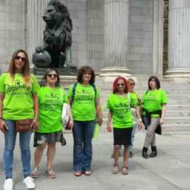 El colectivo de camareras de piso 'Las Kellys', ante el Congreso de Diputados en mayo del 2017. EFE