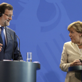 Mariano Rajoy y Angela Merkel al inicio de la comparecencia conjunta con motivo de su cumbre informal de dos días.- EFE