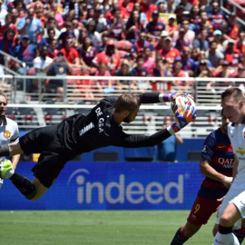 De Gea hace una parada en un partido amistoso de verano entre el Manchester United y el Barcelona. /AFP