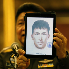 Un portavoz de la policía tailandesa muestra el retrato robot de un sospechoso de nacionalidad turca que podría estar implicado en el atentado del pasado 17 de agosto en el templo de Erawan en Bangkok. EFE/Rungroj Yongrit