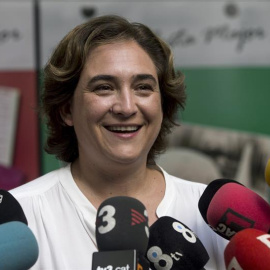 La alcaldesa de Barcelona, Ada Colau, atiende a los medios de comunicación antes de pasear por las calles del barrio de Gràcia con motivo de su fiesta mayor/EFE