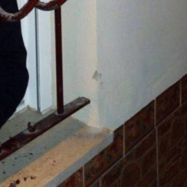 Los ladrones fueron encadenados a la reja por el Guardia Civil que llegó en pijama hasta que llegó la patrulla.