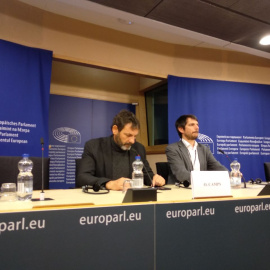 Óscar Camps, director de la ONG Proactiva Open Arms y el eurodiputado de ICV, Ernest Urtasun en una rueda de prensa en el Parlamento Europeo. MARTA MONFORTE