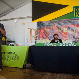 El profesor Éric Toussaint, el periodista Alberto Pradilla, y la expresidenta del Parlamento griego y fundadora del partido Course to Freedom, Zoé Konstantopoulou, en el Foro Social del Rototom Sunsplash. ROTOTOM 2016/ LUCA VALENTA