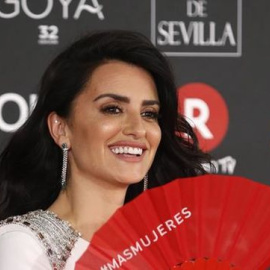 Penelope Cruz posa con uno de los abanicos rojos durante la pasada edición de los Goya.- EFE