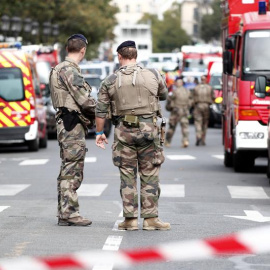 03/10/2019.- Militares franceses en el perímetro de seguridad creado tras el ataque con cuchillo en una comisaría parisina. EFE/EPA/Ian Langsdon