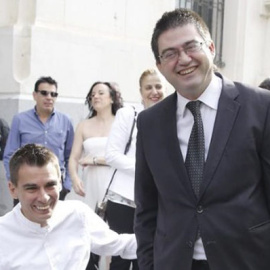 Sánchez Mato (derecha) tras la investidura de Carmena./ EFE