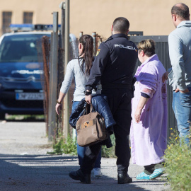 Agentes de la Policía Nacional acompañan a la pareja del agresor y a la mujer del fallecido. EFE