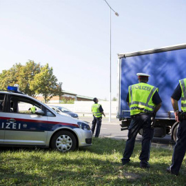 La policía registra un camión cerca de Siegenedorf, en Hungría. PETER NYIKOS (EFE)