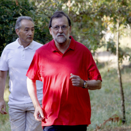 El presidente del Gobierno en funciones, Mariano Rajoy, acompañado por José Benito Suárez, marido de la presidenta del Congreso, Ana Pastor, en su recorrido por la ruta del río Umia en el municipio de Ribadumia (Pontevedra). EFE/Salvador Sa