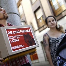 Ignacio Javierre y María Hernández, padres del bebé al que quieren llamar Lobo, con las firmas que recogieron en apoyo a su reclamación. E.P.