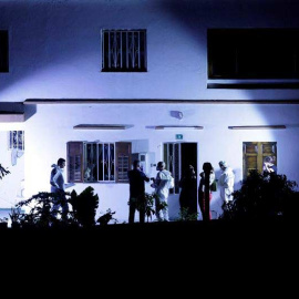 Efectivos de Guardia Civil en la vivienda del Camino Los Barriales del municipio tinerfeño de Tegueste, donde han sido encontrados sin vida los cuerpos de un hombre y una mujer. (RAMÓN DE LA ROCHA | EFE)