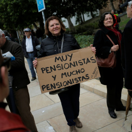 Una mujer sostiene una pancarta parociando una frase de Mariano Rajoy en una manifestación por la mejora de las pensiones, en Málaga. REUTERS/Jon Nazca