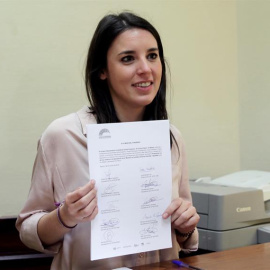 La portavoz de Unidos Podemos en el Congreso, Irene Montero, durante la presentación en el Registro del Congreso de Los Diputados de la petición de reprobación a la ministra de Sanidad Dolors Montserrat. EFE/Zipi