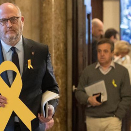 El portaveu adjunt de JxCat, Eduard Pujol, als passadissos del Parlament. EFE / Marta Përez