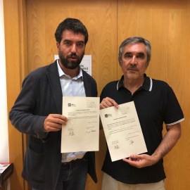 Hugo Martínez Abarca y Eduardo Gutierrez después de registrar en la noche del jueves las dos iniciativas presentadas./ Más Madrid.