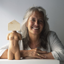 La arquitecta Zaida Muxí retratada por el artista Francesc Polop, autor de la escultura de portada de Mujeres, casas y ciudades. / Francesc Polop