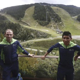 Los ciclistas del equipo Movistar, el español Alejandro Valverde y el colombiano Nairo Quintana, durante la jornada de descanso de ayer. /EFE