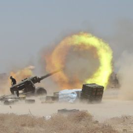 Un combatiente chiíta dispara artillería durante los enfrentamientos con militantes del Estado Islámico cerca de Faluya, Irak. REUTERS