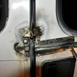 Imagen de la puerta de la furgoneta en la que fueron localizados los 24 afganos. / EFE