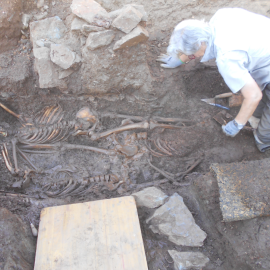 Trabajos de exhumación del equipo arqueológico en el viejo cementerio de Higuera de la Sierra (Huelva)./ Juan Manuel Guijo.