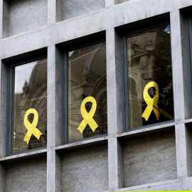 Trabajadores del Departamento de Agricultura Ganadería ,Pesca y Alimentación de la Generalitat retiran lazos de las ventanas del edificio de la consellería. (QUIQUE GARCÍA | EFE)