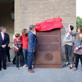 El alcalde de Zaragoza, Pedro Santisteve, descubrió este viernes la placa de homenaje a los 15 ediles republicanos y 30 trabajadores municipales asesinados por los sublevados en 1936.
