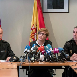 El inspector el jefe de la brigada de Extranjería y Fronteras, Rafael Cladera, la jefa del servicio de Seguridad Alimentaria de la Conselleria de Salud, Margalida Buades, y el inspector Gonzalo Calleja. - EFE