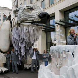 La actriz británica Emma Thompson lee un poema durante una protesta medioambiental  delante de la sede de Shell, en el centro de Londres, Reino Unido, 2 de septiembre de 2015. REUTERS/Stefan Wermuth