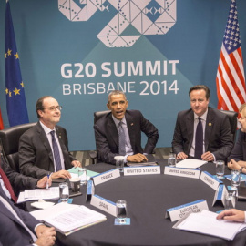 Mariano Rajoy, en la reunión del G-20 en Brisbane, junto Matteo Renzi (Italia), François Hollande (Francia), Barack Obama (EEUU), David Cameron (RU), Angela Merkel (Alemania) y Jean-Claude Juncker (presidente Comisión Europea)/GLEN HUNT EFE