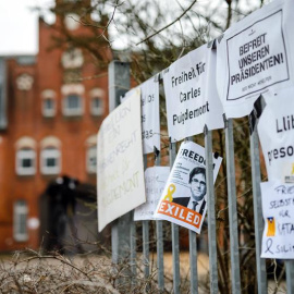 Varios carteles de apoyo colocados en una valla a las puertas de la prisión de Neumünster (Alemania). - EFE