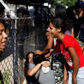 Familiares de los presos esperan noticias en el exterior de la prisión. | CARLOS GARCÍA RAWLINGS